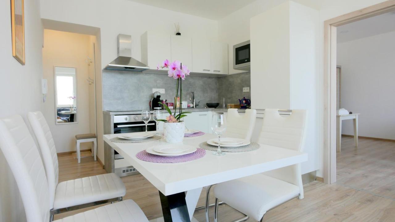Apartman U Louckeho Klastera 2 Plus Kk 즈노이모 외부 사진